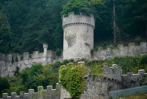 abergele, pays de galles 14 août une vue générale de castell gwyrch le 14 août 2020 à abergele, le château de gwyrch au pays de Galles, selon la rumeur, serait le décor de cette émission de télé-réalité itv, je suis une célébrité, sortez-moi d'ici généralement filmé dans le queensland, en australie, ce Le spectacle des années aura lieu au Royaume-Uni en raison de la pandémie de coronavirus. Le château de gwrych, est une maison de campagne classée presque à l'abandon qui se dresse dans 250 acres de jardins et de terrains sur la côte nord du Pays de Galles photo de christopher furlonggetty images