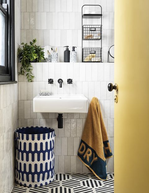 salle de bain avec rangements et carrelage blanc