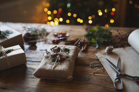 cadeau de noël fait main sur une table en bois marron