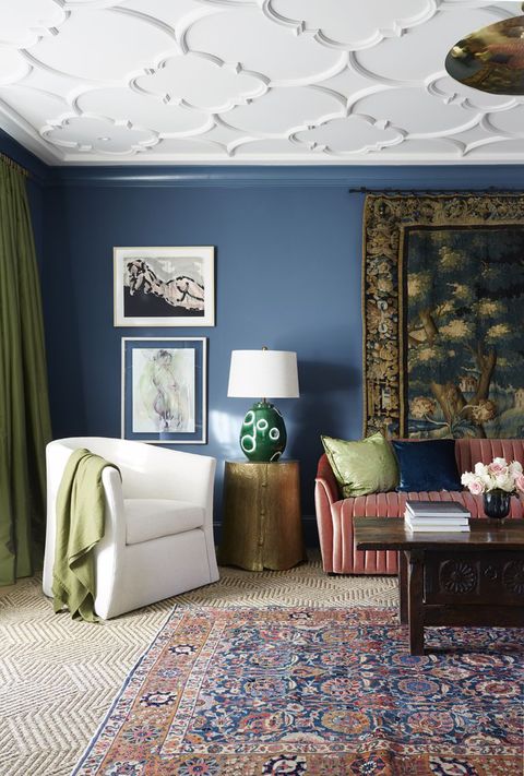 salon, mur peint en bleu, canapé rouge, tapis et moquette texturés