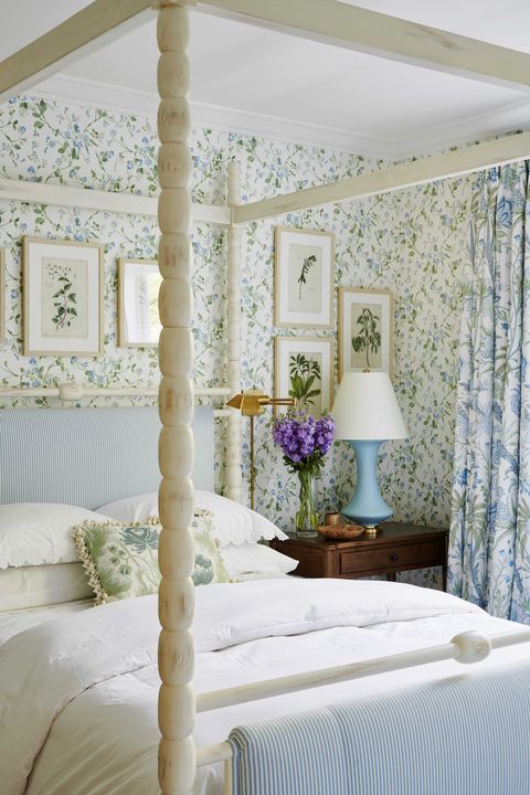 chambre à coucher, lin blanc, papier peint à fleurs