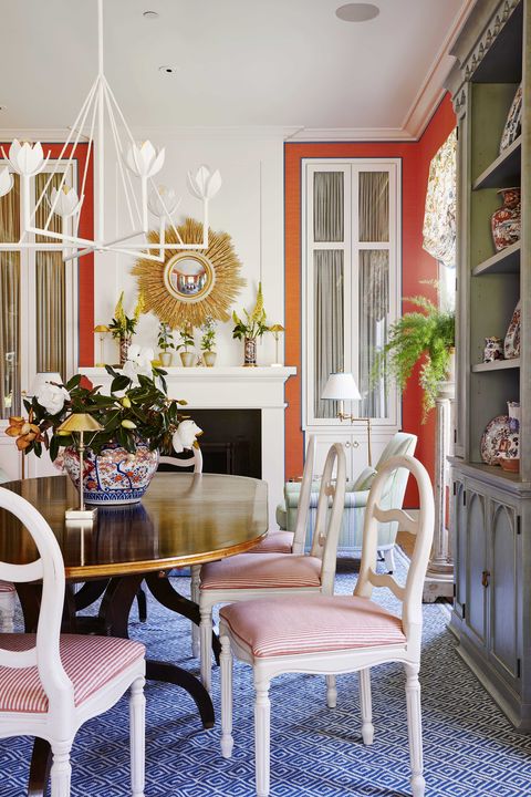 table à manger, chaises blanches et rouges, papier peint orange