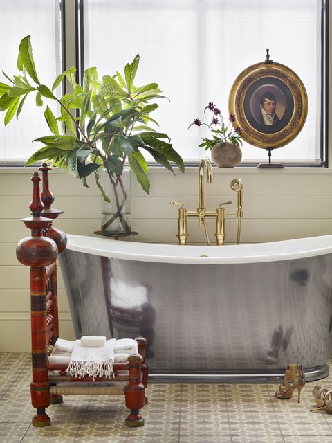 salle de bain éclectique avec baignoire en argent conçue par meredith mcbrearty à fortworth