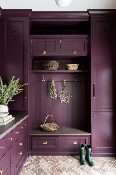 vestiaire, armoires violettes, carrelage