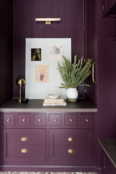 vestiaire, armoires violettes