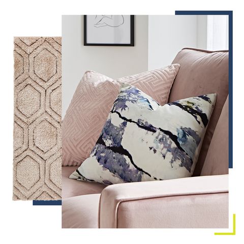 ροζ καναπές με διάφορα μαξιλάρια με υφή, καθώς και χαλί με υφή