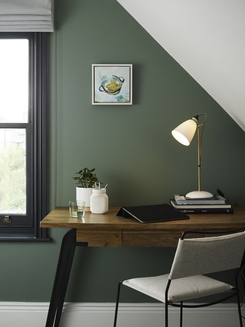 οικιακός χώρος γραφείου με πράσινους τοίχους, αυθεντικό btc hector 30 επιτραπέζιο φως