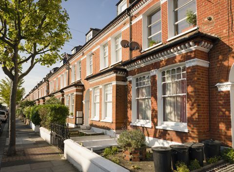 שורה ארוכה של בתים ויקטוריאניים ברובע וונדוורת 'בלונדון