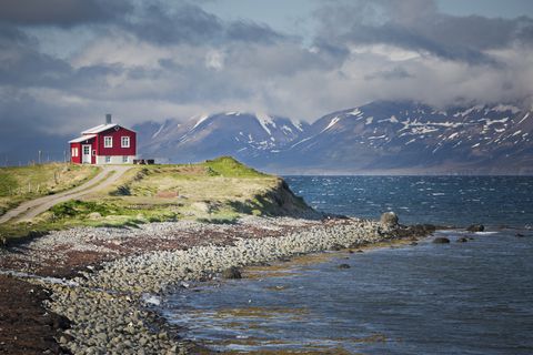 maison rouge à côté d'un fjord dans le nord de l'islande