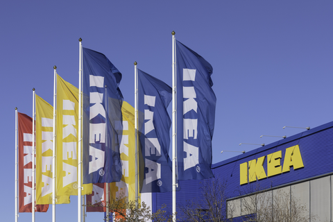 Drapeaux à l'extérieur du magasin Ikea à Barkarby à l'extérieur de Stockholm, Suède