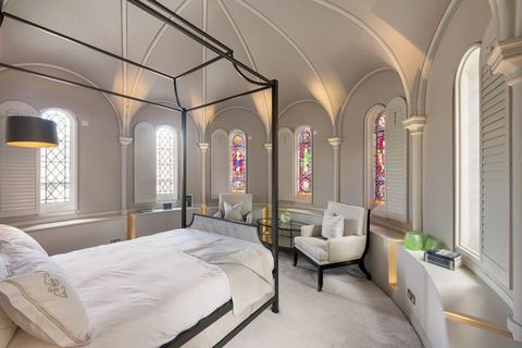 incroyable conversion d'église à vendre à fulham