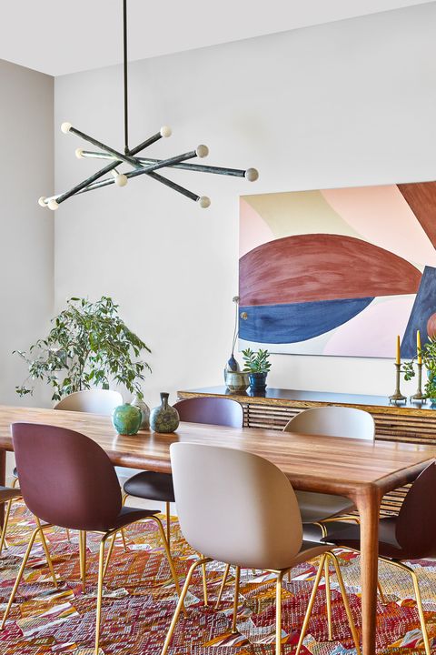 salle à manger avec tapis kilim et chaises colorées