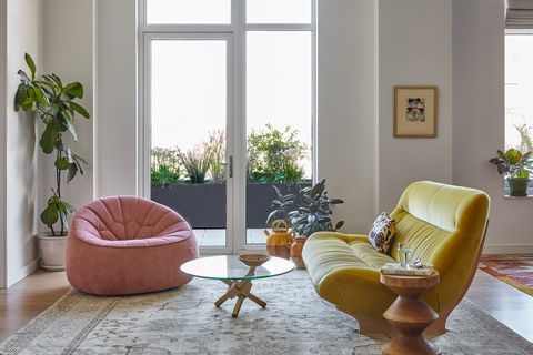 salon avec chaise rose et canapé jaune