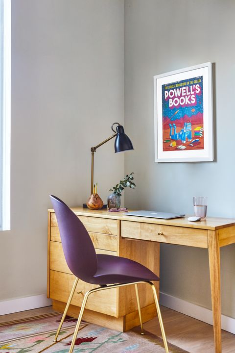 γραφείο στο σπίτι με ξύλινο γραφείο και μοβ καρέκλα