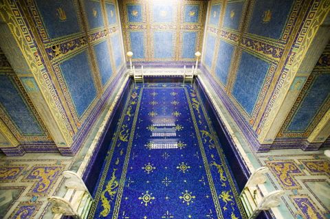 Piscine romaine intérieure au château de Hearst, San Simeon, Californie, où de nombreuses célébrités sont allées nager