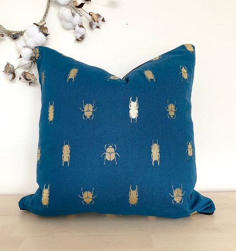 oreiller insecte en bleu marine d'etsy