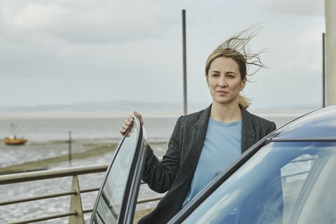 la série bay 2lisa armstrong est au plus bas mais une nouvelle affaire impliquant un meurtre choquant au sein d'une famille aimante ramène Lisa de manière inattendue en première ligne, elle doit se mettre sous la peau d'une nouvelle famille et prouver sa valeur à ses collègues, à elle famille et pour elle-mêmephotographe jonny birch © tall story pictures 2020morven christie comme dc lisa armstrong