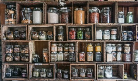 pots contenant des épices et des herbes dans un support en bois de bricolage