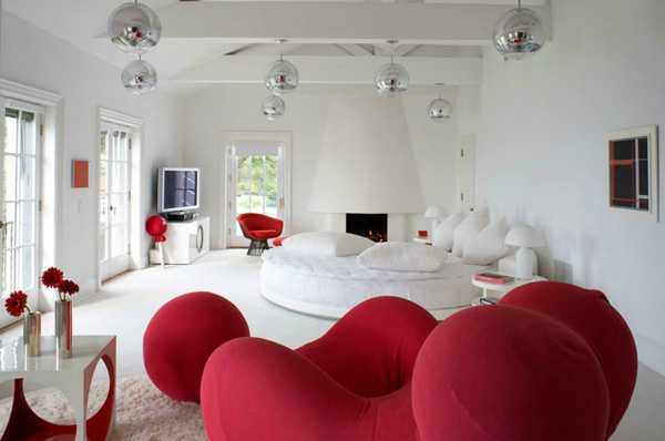 бяла стая с червени кресла