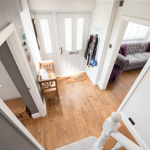 דיירים משותפים מול דיירים במשותף, מבט כללי על מסדרון עם נוף לסלון בתוך בית