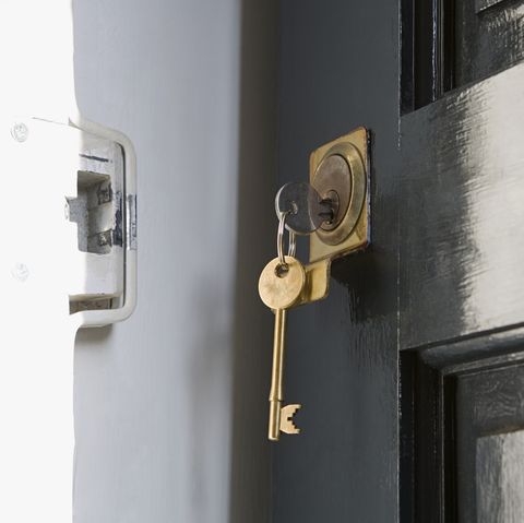 clé dans la porte d'entrée noire ouverte