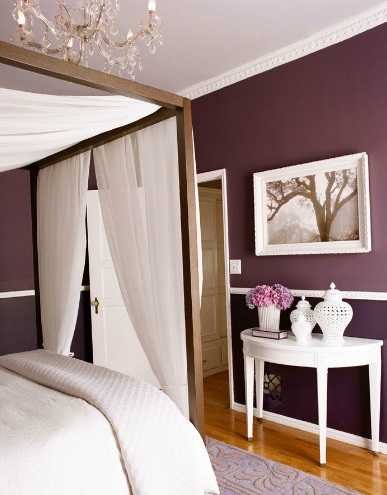 спалня с лилави стени