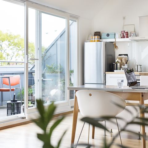 cuisine et balcon dans un appartement