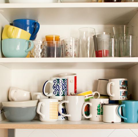 armoire de cuisine avec tasses et verres