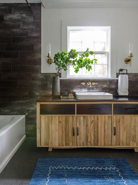 salle de bain avec tapis bleu et carrelage noir penny