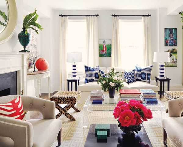 غرفة المعيشة باللون الأبيض مع عناصر زرقاء