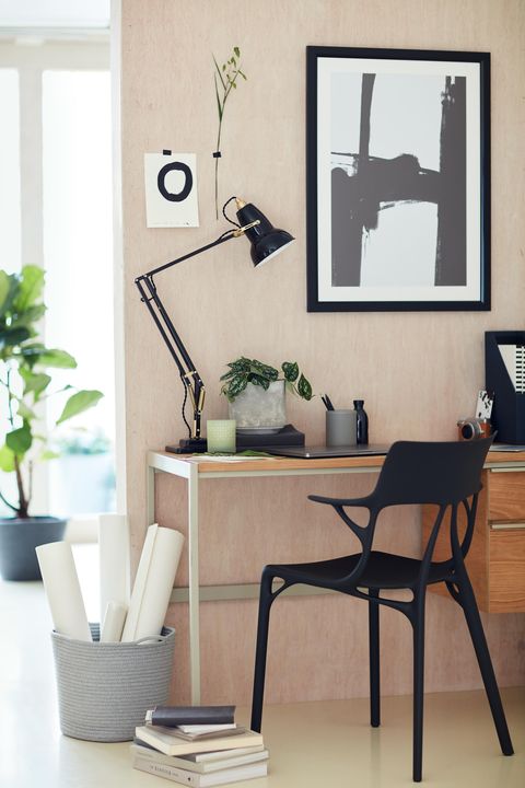 חדר עבודה עם שולחן וכיסא שחור