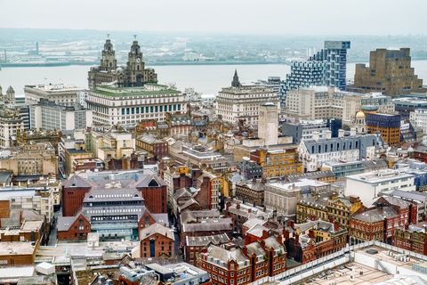 vue élevée de l'horizon emblématique de Liverpool depuis l'intérieur des terres, face à la mer au début du coucher du soleil, l'est wirral peut être vu au loin, y compris les quais de birkenhead, seacombe, le bâtiment royal du foie, trois grâces et wallasey3 novembre 2015