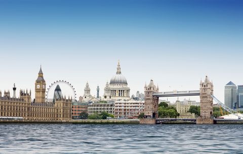 Λονδίνο μοντάζ ενάντια στον απλό γαλάζιο ουρανό με τον ποταμό Τάμεση σε πρώτο πλάνο