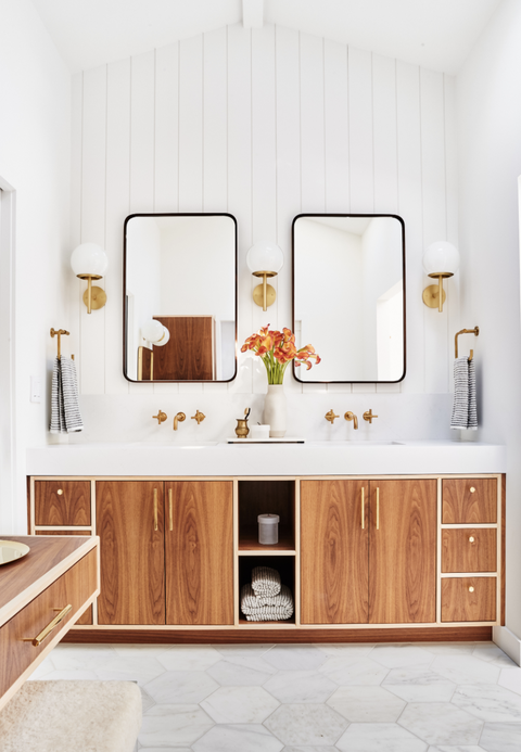 vanité double avec armoires sur mesure en bois clair et deux miroirs