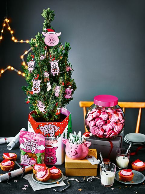 מסמן מתנות של חזיר פרסי של ספנסר כולל עץ חג המולד מיני, אדנית עסיסית וצנצנת מתוקה