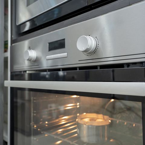 מיקרוגל תנור נירוסטה בחדר המטבח מודרני עיצוב פנים הבית בישול לחם אוכל מוכן לארוחת ערב