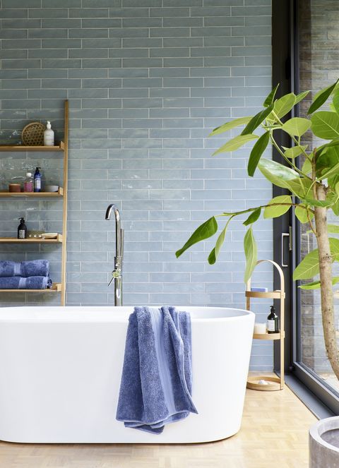 salle de bain moderne avec carrelage bleu pâle