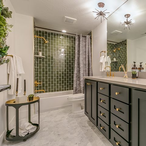 ירוק הוא הנושא בחדר האמבטיה היפה הזה עם ברזי פליז ואביזרים