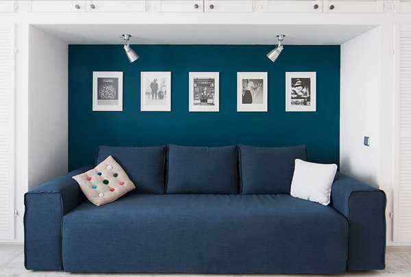 أريكة زرقاء ، إطارات للصور على الجدار الأزرق