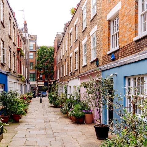 Rue étroite dans le quartier de Fitzrovia, Londres, Angleterre, Royaume-Uni