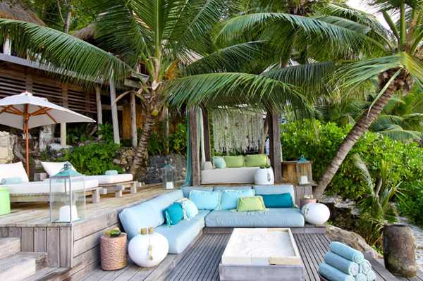 тераса с дивани на тропически остров