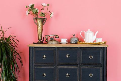 παλιά συρταριέρα με αντικείμενα στο φόντο ενός ροζ τοίχου στη συνέχεια είναι ένα λουλούδι σε γλάστρα όμορφο εσωτερικό σε vintage στιλ