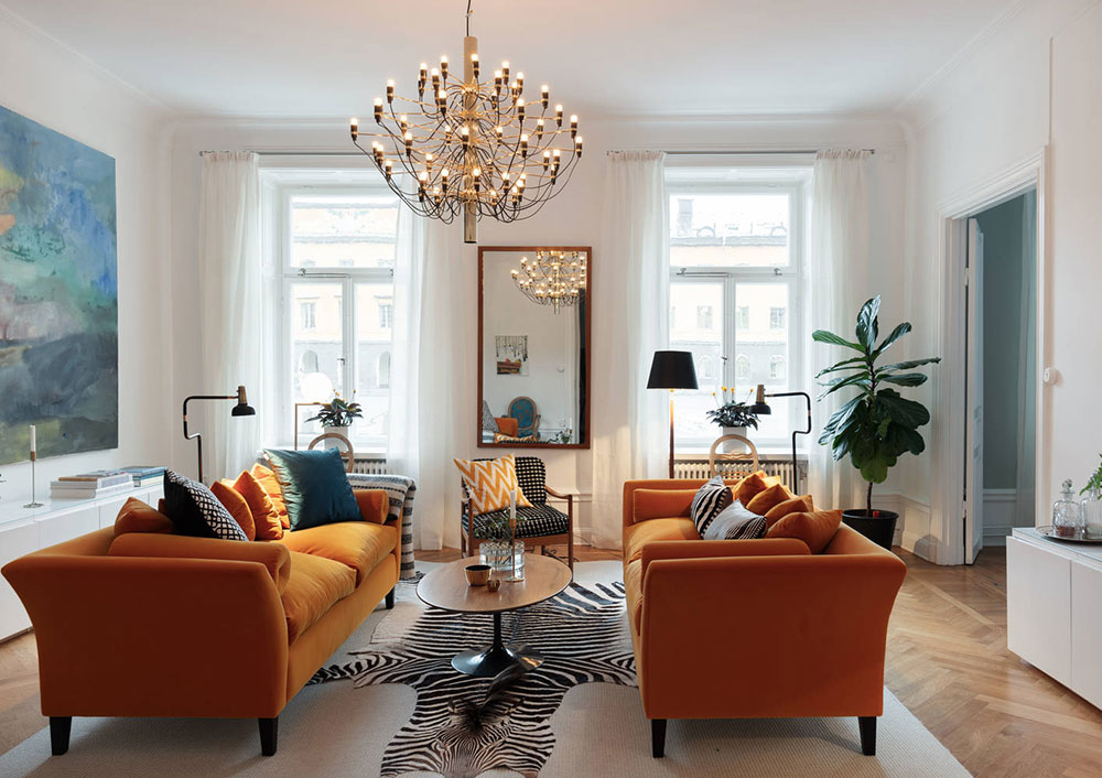 апартаменти с оранжев диван