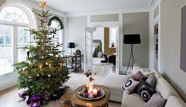غرفة المعيشة عيد الميلاد الداخلية مع شجرة عيد الميلاد