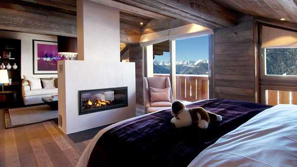 стая в швейцарски хотел с изглед към Алпите