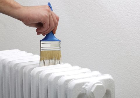 peindre un vieux radiateur blanc avec un pinceau