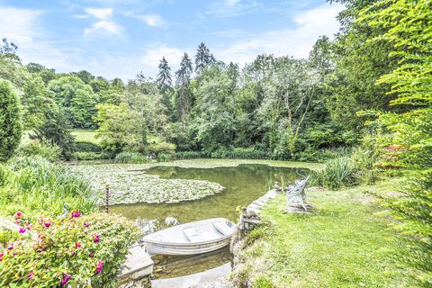 όμορφο σπίτι εποχής με ένδοξους κήπους και μια λίμνη για κωπηλασία πωλείται στο ανατολικό Χάμσαϊρ