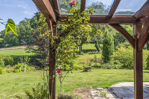 όμορφο σπίτι εποχής με ένδοξους κήπους και μια λίμνη για κωπηλασία πωλείται στο ανατολικό Χάμπσαϊρ