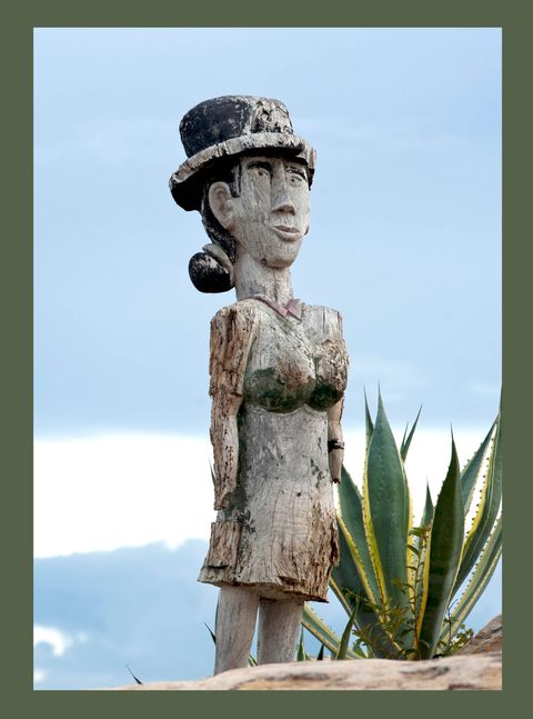 פסל המשקיף על צמחייה ויצירת סלעים וגוש אבן חול של פארק, מדגסקר, הפארק הלאומי של איזאלו