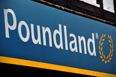 μια πινακίδα απεικονίζεται στο εξωτερικό ενός καταστήματος Poundland στο νότιο Λονδίνο στις 19 Φεβρουαρίου 2014, η βρετανική αλυσίδα poundland, η οποία προσφέρει ποικιλία προϊόντων έναντι 122 ευρώ, ανακοίνωσε στις 18 Φεβρουαρίου το ipo της στην αγορά του Λονδίνου φωτογραφία carl court από carl court afp φωτογραφία από carl courtafp μέσω Getty images